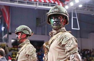 Komandoların gösterisi dakikalarca alkışlandı