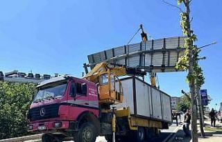 Konteyner yüklü vinç yönlendirme levhasına takıldı,...