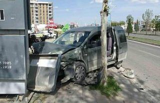 Kontrolden çıkan hafif ticari araç akaryakıt istasyonuna...