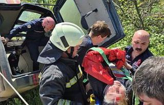Kontrolden çıkan hafif ticari araç devrildi: 2...