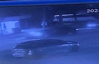 Kontrolden çıkan otomobil aydınlatma direğine...