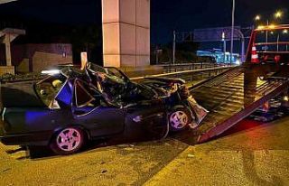 Kontrolden çıkan otomobil önce tıra sonra bariyerlere...