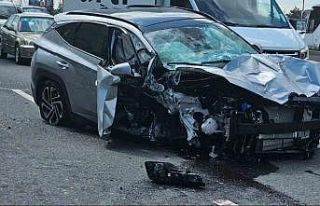 Kontrolden çıkan otomobil otobüs durağına daldı:...