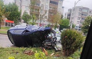 Kontrolden çıkan otomobil refüje çarptı: 2 yaralı