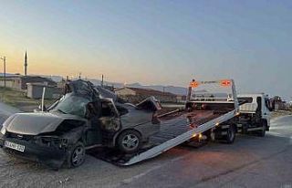 Konya’da direğe çarpan otomobilin sürücüsü...