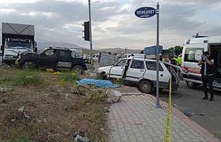 Konya’da otomobil ile kamyonet çarpıştı, yaşlı...