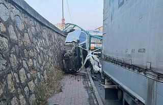 Korkulukları yıkan otomobil duvarda asılı kaldı,...