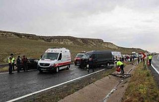 Kotrolden çıkan otomobil karşı şeritte minibüsle...