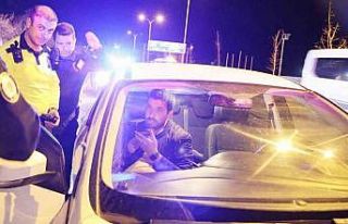 Kovalamaca sonucu yakalanan sürücüyle polisin imtihanı:...