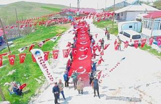 Köyde 24 metrelik Türk bayrağıyla yürüyüş...