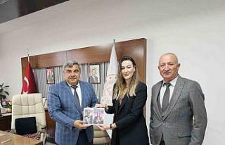 Kübra öğretmen yazdığı kitapları Müdür Sünnetci’ye...