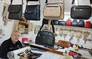 Küçük atölyesinde eliyle diktiği deri ürünleri...