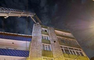 Küçükçekmece’de 7 katlı binanın çatısı...