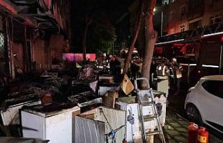 Küçükçekmece’de beyaz eşya deposunda çıkan...