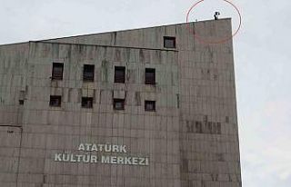 Kültür merkezinin çatısına çıktı, ekipler...