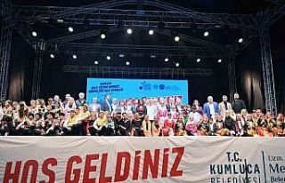 Kumluca’da halk oyunları şöleni festivale renk...