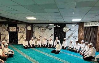 Kur’an-ı Kerim’i öğrenen öğrencilere hediye