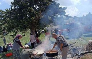 Kurban kesip yağmur için dua ettiler