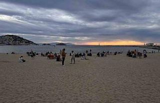 Kuşadası’nda masa ve sandalyesini alan deniz kenarına...