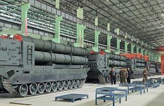 Kuzey Kore lideri Kim tank fabrikasını gezdi, daha...