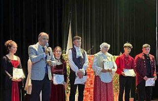 Lise öğrencilerinden İngilizce oyun