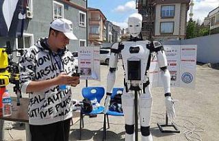 Lise öğrencilerinin tasarladıkları insansı robot...