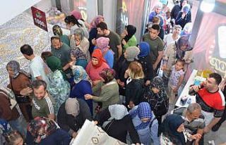 Mağazaya girmek için adeta birbirilerini ezdiler