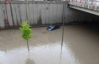 Malatya’yı sağanak vurdu: Araçlar yollarda mahsur...