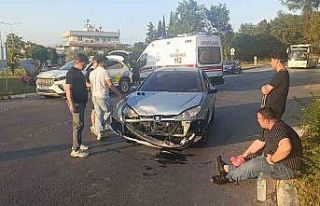 Manavgat’ta 2 otomobil çarpıştı: 3 yaralı