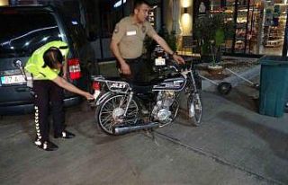 Manavgat’ta abartılı egzozlu ehliyetsiz iki motosikletliye...