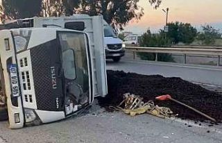 Manavgat’ta lastiği patlayan kamyonet devrildi:...