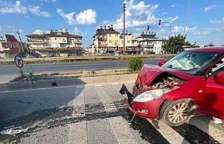 Manavgat’ta otomobil ile kamyonet çarpıştı:...