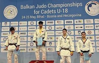 Manisalı öğrenciler başarılarıyla göz kamaştırıyor