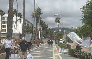 Marmaris’te rüzgar şiddetini artırdı