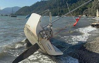 Marmaris’te şiddetli rüzgar tekneyi kıyıya sürükledi