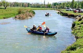 Mavi ile yeşilin buluştuğu Zamantı Irmağı’nda...