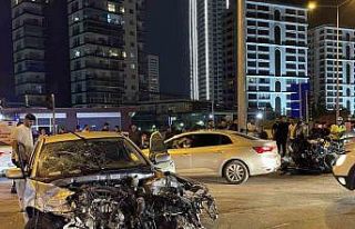 Mersin’de feci kaza: Otomobil ikiye bölündü,...