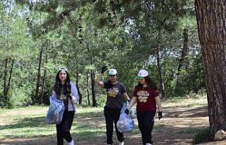 Mersin’de öğrenciler ormanlık alanda temizlik...