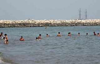 Mersin’de sıcaktan bunalan vatandaşlar denizde...