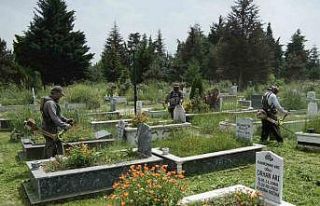 Mezarlıklarda otlar biçiliyor