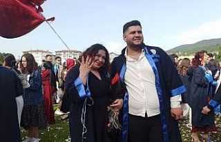 Mezuniyet töreninde evlilik teklifi sürprizi