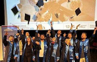 Mezunlar bir kez daha kep attı