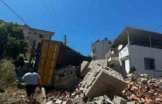 Milas’ta tuğla yüklü kamyon devrildi: 1 yaralı