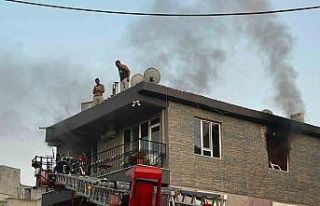 Milas’ta vatandaşlar yangında çatıya çıkarak...