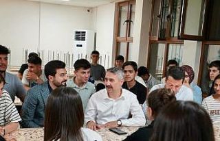 Milletvekili Alkayış, gençlerle söyleyişide bir...