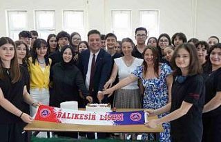 Milyonluk izlenmeye pastalı kutlama