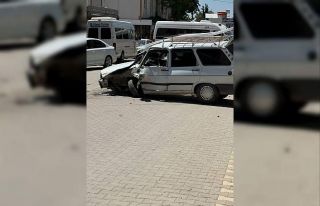 Minibüs ile otomobil çarpıştı