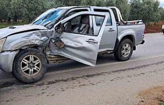 Minibüsle kamyonet çarpıştı: 2 yaralı