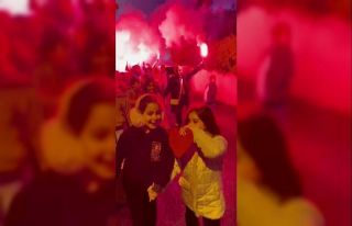 Minik öğrencilerden öğretmenlerine meşaleler...