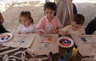 Minikler hem doğada çöp topladı hem de anneleri...